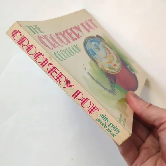 The Crockery Pot Cookbook - 1975 - Picture 2 of 13